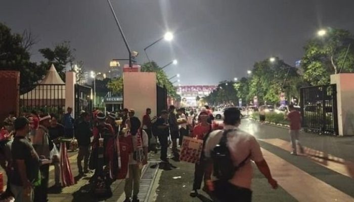 Suporter Indonesia Takbiran Massal di GBK Saat Laga Lawan China