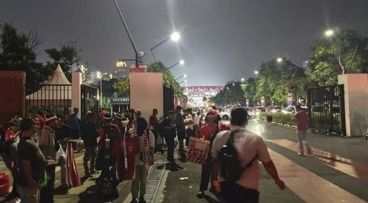 Suporter Indonesia Takbiran Massal di GBK Saat Laga Lawan China