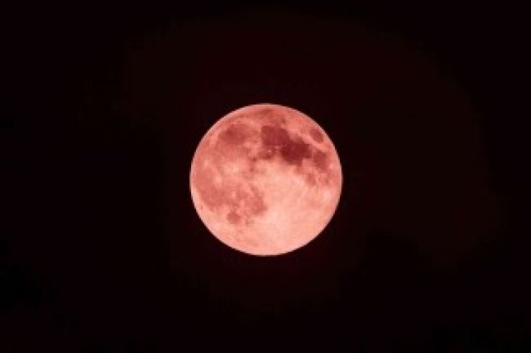 Fenomena Langka “Strawberry Moon” Hiasi Langit Indonesia