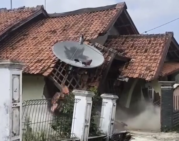 Tanah Bergerak Rusak Puluhan Rumah di Purwakarta, 85 Warga Mengungsi