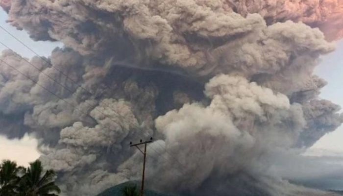 Gunung Lewotobi Laki-Laki Meletus Dahsyat, Warga Terjebak dalam Hujan Abu dan Kerikil