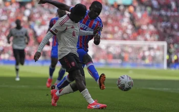 Aksi Jeremie Frimpong mencetak gol di laga Community Shield antara Crystal Palace vs Liverpool di Stadion Wembley, Minggu (10/08/2025). (AP Photo/Dave Shopland).