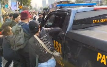 Mobil Polisi Jadi Sasaran Amukan Massa Saat Demo di Polda Metro Jaya