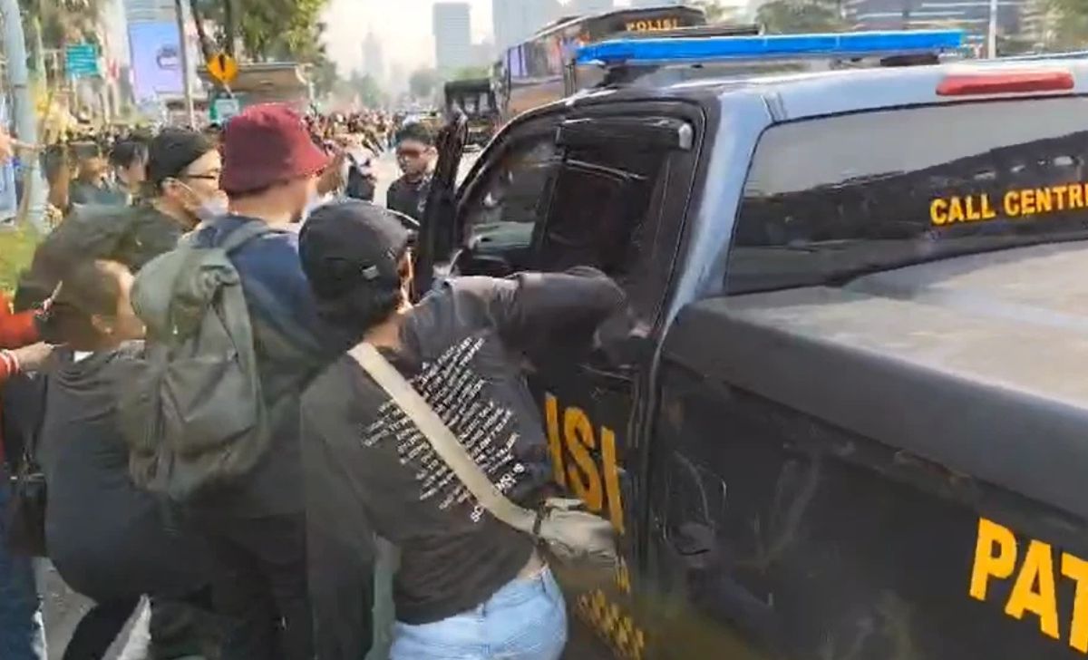 Mobil Polisi Jadi Sasaran Amukan Massa Saat Demo di Polda Metro Jaya