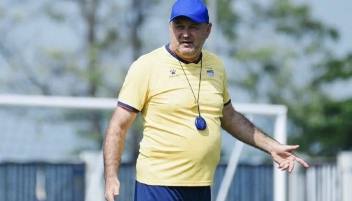 Bojan Hodak Pasang Badan Bela Thom Haye dari Kritik Pedas