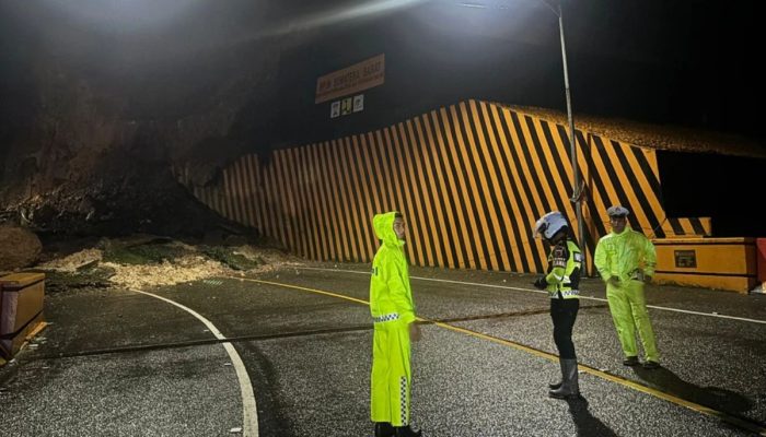 Longsor Tutup Akses Flyover Kelok 9, Jalur Sumbar-Riau Putus Total