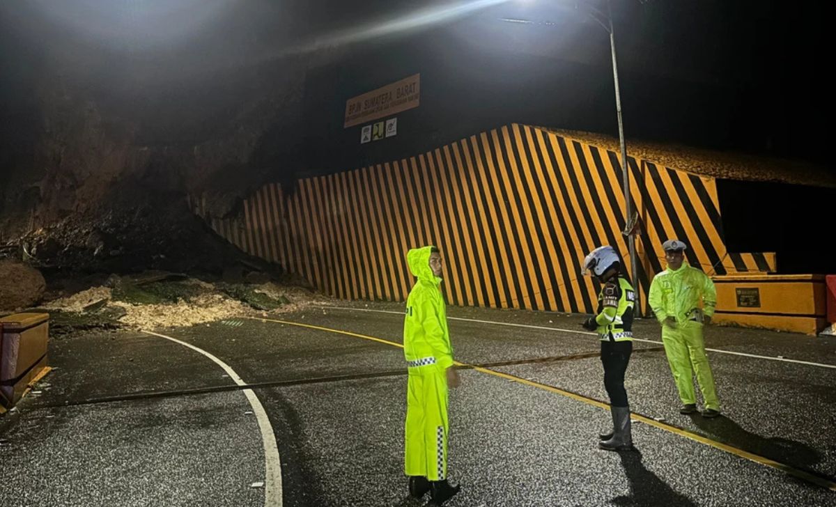 Longsor Tutup Akses Flyover Kelok 9, Jalur Sumbar-Riau Putus Total