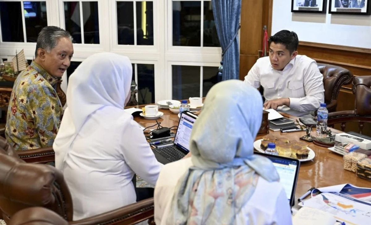 Seskab Teddy Bertemu Menteri PU membahas progres perbaikan fasilitas umum yang dirusak. Foto Instagram @sekretariat.kabinet