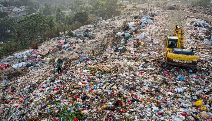 Krisis Lingkungan 2025: Dari Ancaman Plastik, Dampak AI, hingga Peran Baru Penegak Hukum